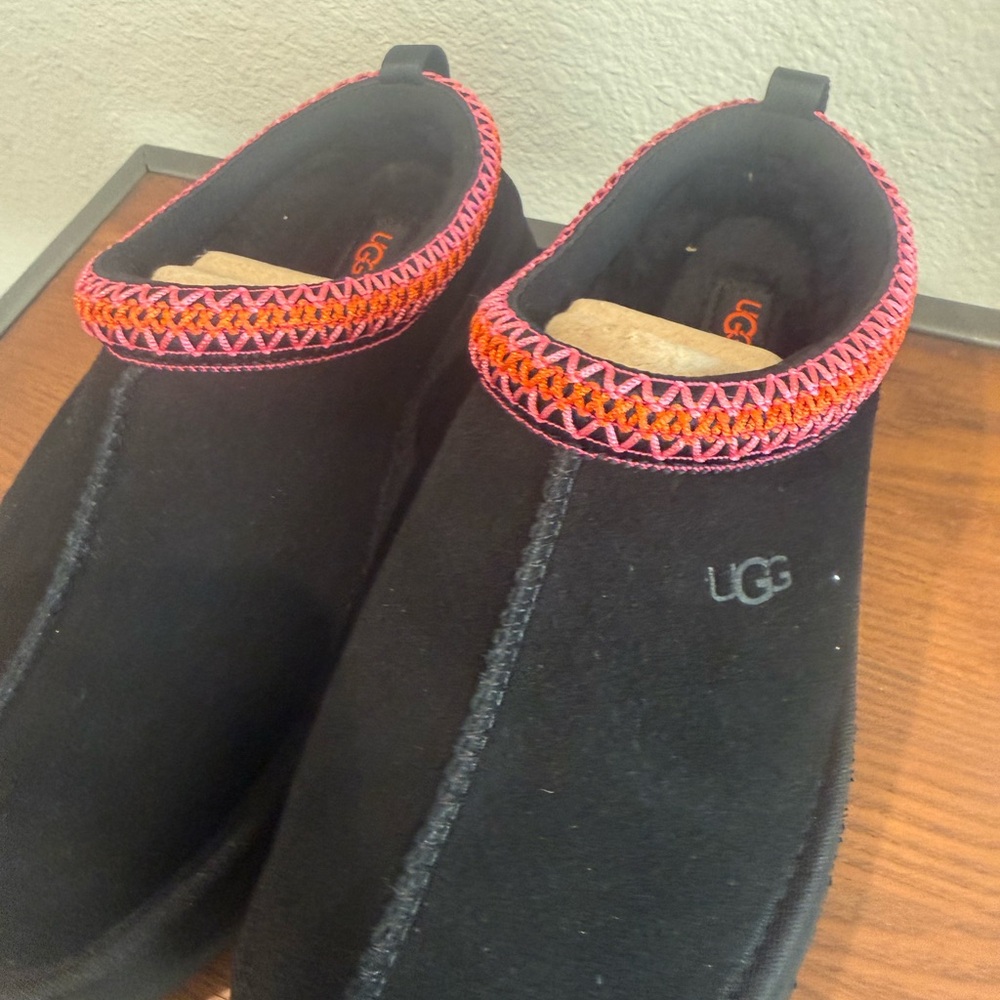 NWT UGG Kids Size 6 Women’s Size 7 Black and Pink Booty Slippers - Picture 2 of 7